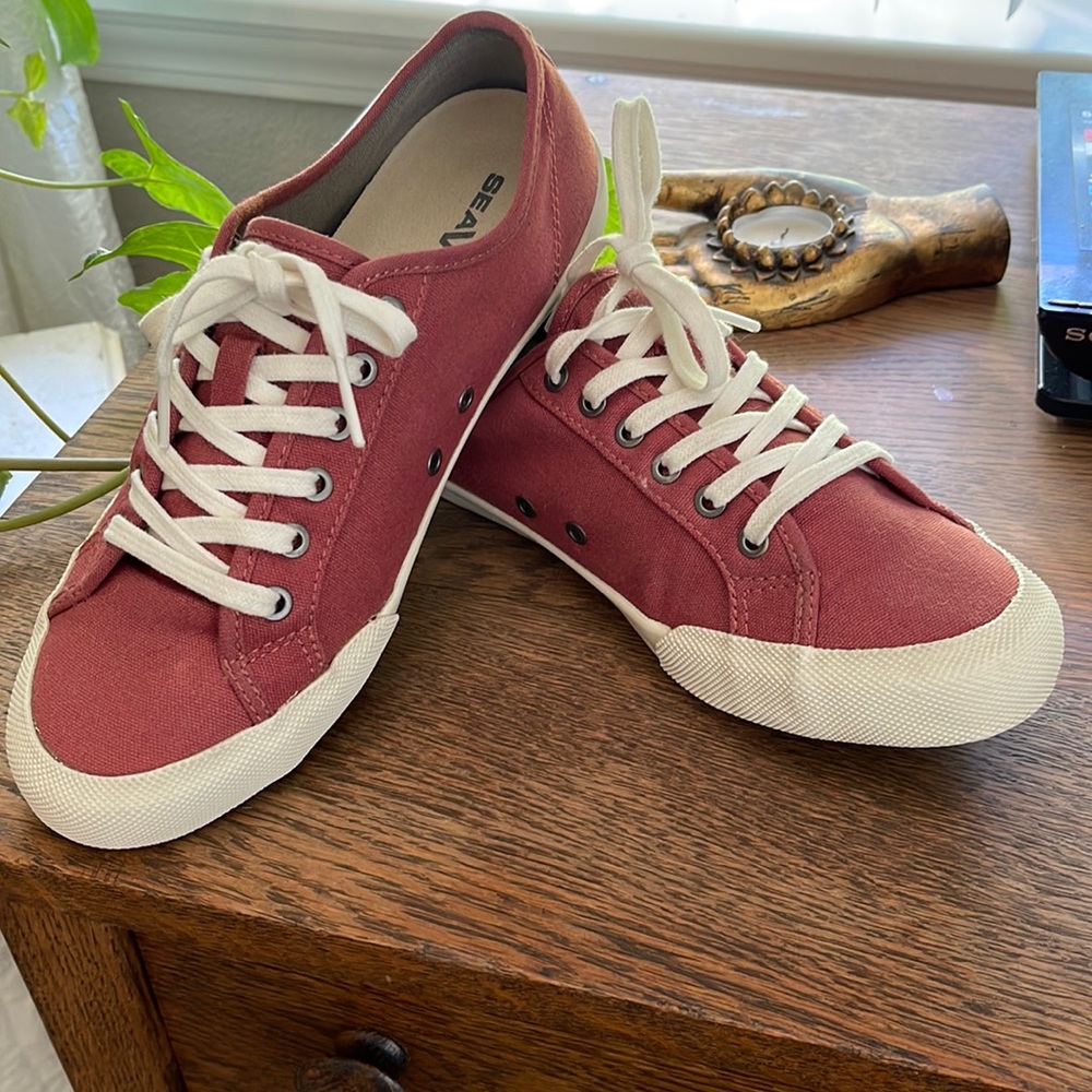 SeaVees Cream and Red Sneakers for Casual Style